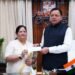 मुख्यमंत्री राहत कोष के लिए पर्वतारोही बछेंद्री पाल ने प्रदान किया 10 लाख का चेक