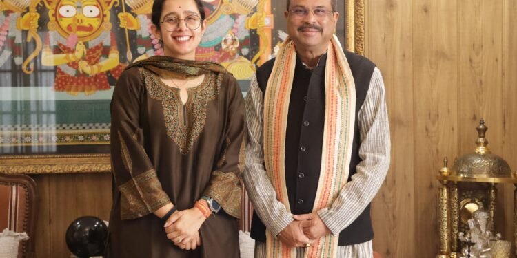 केंद्रीय शिक्षा मंत्री, बिहार चुनाव प्रभारी धर्मेंद्र प्रधान से भेंट कर जीत की बधाई देतीं भाजपा प्रदेश मंत्री नेहा जोशी