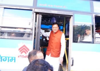 मुख्यमंत्री धामी का आईएसबीटी देहरादून में औचक निरीक्षण, गंदगी देखकर खुद उठाई झाड़ू