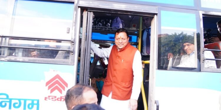 मुख्यमंत्री धामी का आईएसबीटी देहरादून में औचक निरीक्षण, गंदगी देखकर खुद उठाई झाड़ू