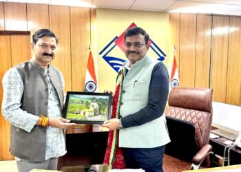 भाजपा नेता व श्री बदरीनाथ- केदारनाथ मंदिर समिति (बीकेटीसी) के पूर्व अध्यक्ष अजेंद्र अजय ने मुख्य सचिव आनंदवर्धन से भेंट की