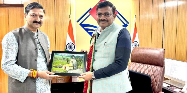 भाजपा नेता व श्री बदरीनाथ- केदारनाथ मंदिर समिति (बीकेटीसी) के पूर्व अध्यक्ष अजेंद्र अजय ने मुख्य सचिव आनंदवर्धन से भेंट की