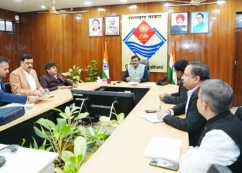 मुख्य सचिव आनंद बर्धन की अध्यक्षता में संबंधित अधिकारियों के साथ डीरेगुलेशन (विनियमन मुक्ति) के संबंध में समीक्षा बैठक आयोजित की गई