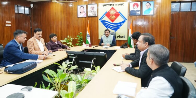मुख्य सचिव आनंद बर्धन की अध्यक्षता में संबंधित अधिकारियों के साथ डीरेगुलेशन (विनियमन मुक्ति) के संबंध में समीक्षा बैठक आयोजित की गई