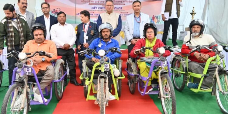 कैबिनेट मंत्री गणेश जोशी ने दिव्यांगजनों को 169 निशुल्क मोटराइज्ड ट्राईसाइकिलों किया वितरण