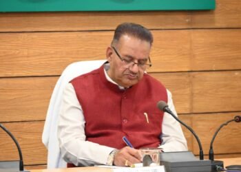 मसूरी विंटरलाईन कार्निवाल की तैयारियों को लेकर समीक्षा करते कैबिनेट मंत्री गणेश जोशी