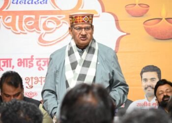 मसूरी विधानसभा क्षेत्र में बीएलए-2 की नियुक्ति को लेकर पार्टी पदाधिकारियों से वार्ता करते कैबिनेट मंत्री गणेश जोशी