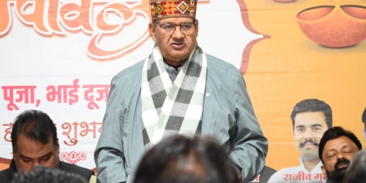 मसूरी विधानसभा क्षेत्र में बीएलए-2 की नियुक्ति को लेकर पार्टी पदाधिकारियों से वार्ता करते कैबिनेट मंत्री गणेश जोशी