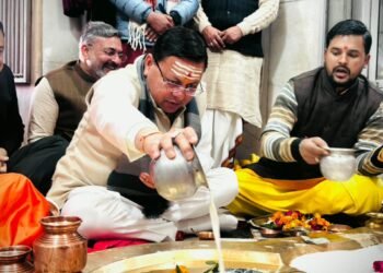 सीएम धामी दक्षेश्वर महादेव मंदिर में की पूजा-अर्चना, सिद्धपीठ हनुमानगढ़ी मंदिर कें भी किए दर्शन