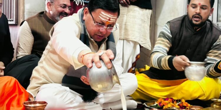 सीएम धामी दक्षेश्वर महादेव मंदिर में की पूजा-अर्चना, सिद्धपीठ हनुमानगढ़ी मंदिर कें भी किए दर्शन