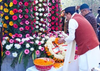 मुख्यमंत्री ने विजय दिवस पर शहीद स्मारक में पुष्पचक्र अर्पित कर वीर बलिदानियों को दी श्रद्धांजलि