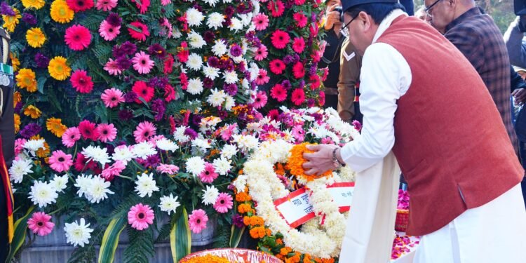 मुख्यमंत्री ने विजय दिवस पर शहीद स्मारक में पुष्पचक्र अर्पित कर वीर बलिदानियों को दी श्रद्धांजलि