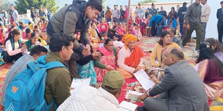 सीएम धामी के निर्देश पर जनता के द्वार पहुंची ‘सरकार’