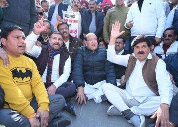 किसान आत्महत्या मामले में कांग्रेस का प्रदर्शन, PHQ का किया घेराव