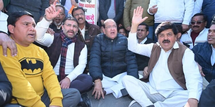 किसान आत्महत्या मामले में कांग्रेस का प्रदर्शन, PHQ का किया घेराव