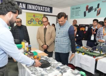 मुख्य सचिव ने की वीडियो कॉन्फ्रेंसिंग के माध्यम से छात्र-छात्राओं से बातचीत