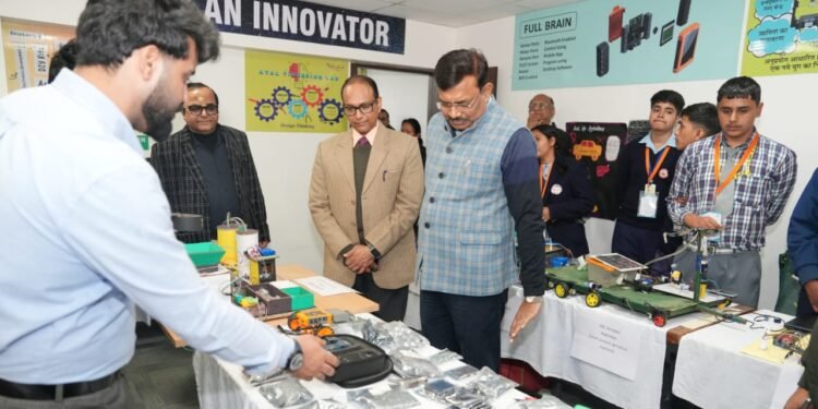 मुख्य सचिव ने की वीडियो कॉन्फ्रेंसिंग के माध्यम से छात्र-छात्राओं से बातचीत