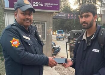 डायवर्जन चौक पर ईमानदारी की मिसाल, पुलिस ने लौटाया खोया मोबाइल