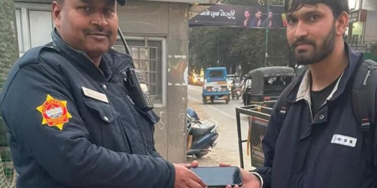 डायवर्जन चौक पर ईमानदारी की मिसाल, पुलिस ने लौटाया खोया मोबाइल