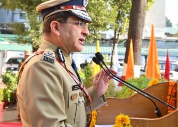  देहरादून में आयोजित कार्यक्रम में दीपम सेठ, पुलिस महानिदेशक ने ध्वजारोहण कर सभी को संविधान की उद्देशिका की शपथ दिलाई