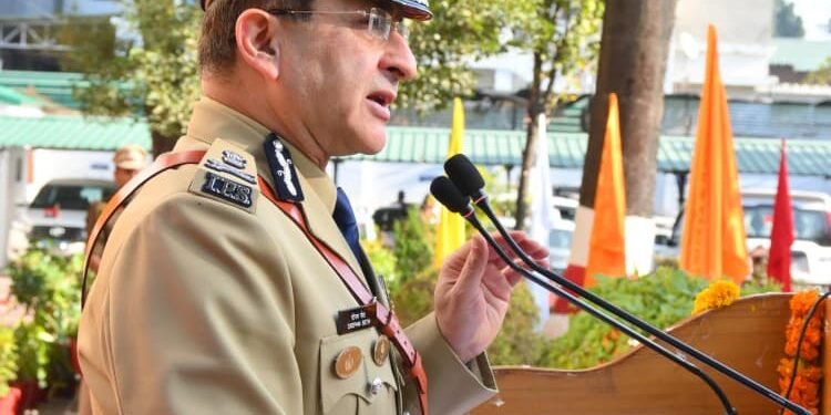  देहरादून में आयोजित कार्यक्रम में दीपम सेठ, पुलिस महानिदेशक ने ध्वजारोहण कर सभी को संविधान की उद्देशिका की शपथ दिलाई