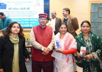 ग्राम्य विकास मंत्री गणेश जोशी ने स्वयं सहायता समूह की महिलाओं को स्मार्टफोन किए वितरित