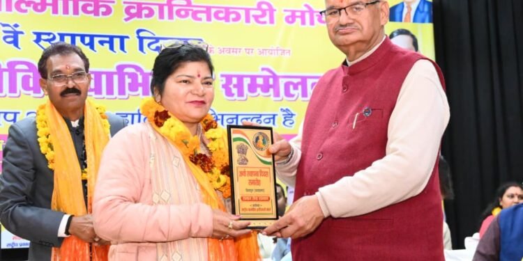 राष्ट्रीय वाल्मीकि क्रांतिकारी मोर्चा स्थापना दिवस कार्यक्रम को सम्बोधित करते कैबिनेट मंत्री गणेश जोशी