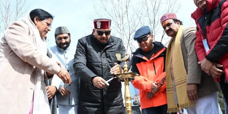 विश्व प्रसिद्ध नेशनल हिमकीडा स्कीइंग विंटर कार्निवल का पर्यटन मंत्री महाराज ने किया शुभारम्भ
