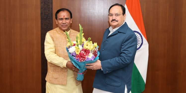 केन्द्रीय स्वास्थ्य मंत्री से मिले कैबिनेट मंत्री डाॅ. रावत