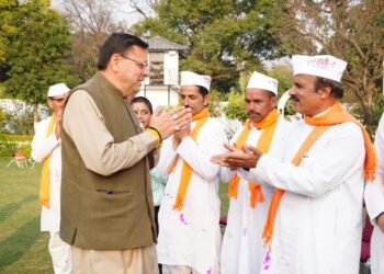 मुख्यमंत्री पुष्कर सिंह धामी को मुख्यमंत्री आवास में चम्पावत से आए होल्यारों ने दी होली की शुभकामनाएं