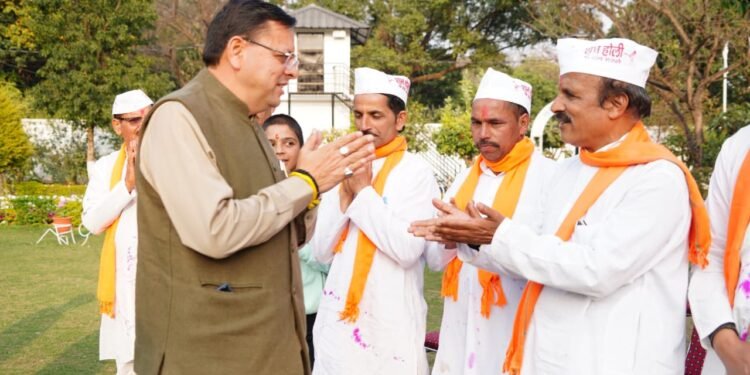 मुख्यमंत्री पुष्कर सिंह धामी को मुख्यमंत्री आवास में चम्पावत से आए होल्यारों ने दी होली की शुभकामनाएं