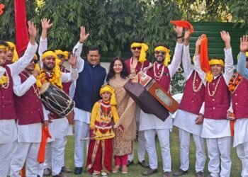 गढ़वाल के राठ पैठाणी क्षेत्र से आये होल्यारों की टोली का अपने आवास पर स्वागत किया