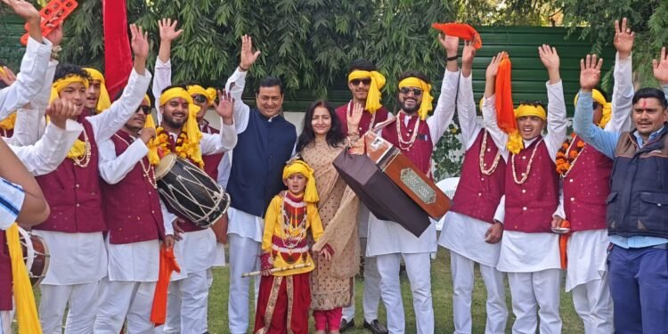 गढ़वाल के राठ पैठाणी क्षेत्र से आये होल्यारों की टोली का अपने आवास पर स्वागत किया