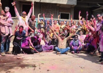 हरिद्वार: इंदु एन्क्लेव कॉलोनी में महिलाओं ने धूमधाम से मनाई होली, फिल्मी गीतों पर जमकर थिरकी युवतियां