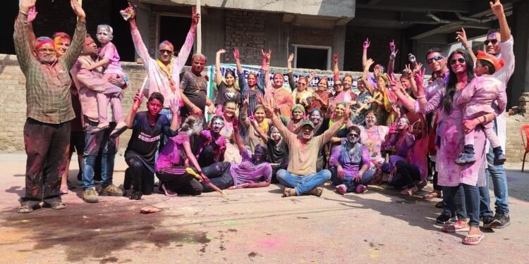 हरिद्वार: इंदु एन्क्लेव कॉलोनी में महिलाओं ने धूमधाम से मनाई होली, फिल्मी गीतों पर जमकर थिरकी युवतियां