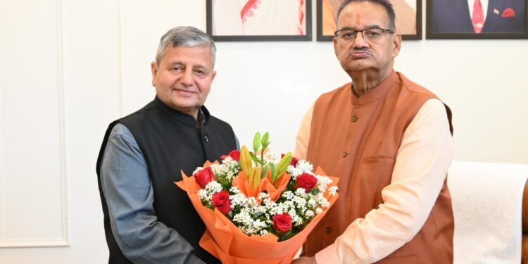 कृषि मंत्री गणेश जोशी से शिष्टाचार भेंट करते भरसार विश्वविद्यालय के कुलपति