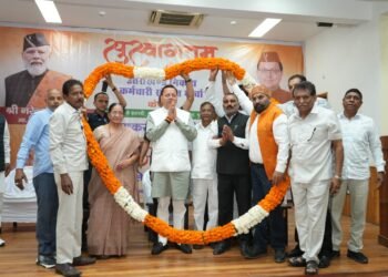 मुख्यमंत्री पुष्कर सिंह धामी ने मुख्यमंत्री कैंप कार्यालय स्थित निकाय कर्मचारी संयुक्त मोर्चा द्वारा आयोजित आभार रैली में प्रतिभाग किया