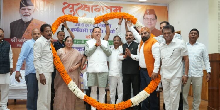 मुख्यमंत्री पुष्कर सिंह धामी ने मुख्यमंत्री कैंप कार्यालय स्थित निकाय कर्मचारी संयुक्त मोर्चा द्वारा आयोजित आभार रैली में प्रतिभाग किया