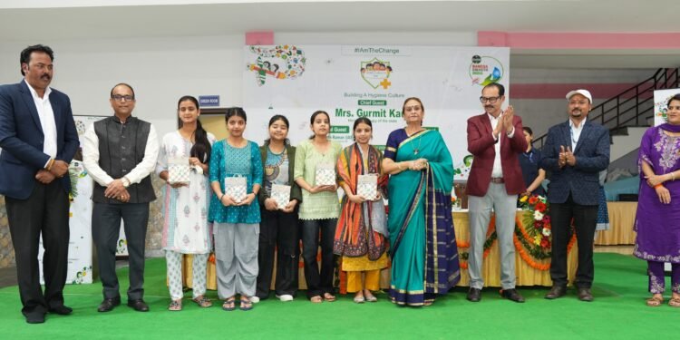 विश्व स्वास्थ्य दिवस के अवसर पर लोक भवन में आयोजित कार्यक्रम में प्रथम महिला गुरमीत कौर ने मुख्य अतिथि के रूप में प्रतिभाग किया