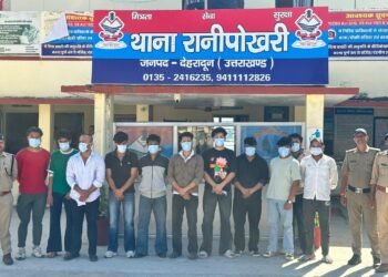 सार्वजनिक स्थान पर हुडदंग करने वालों को दून पुलिस ने पढाया कानून का पाठ