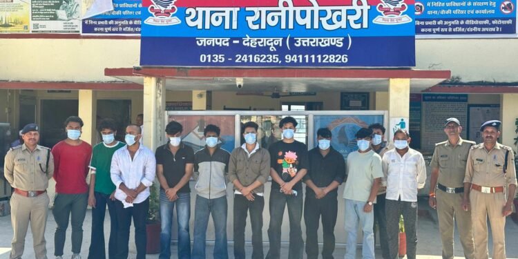 सार्वजनिक स्थान पर हुडदंग करने वालों को दून पुलिस ने पढाया कानून का पाठ