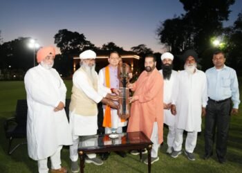 बैसाखी पर सीएम धामी से सिक्ख प्रतिनिधिमंडल की भेंट, सौंपा सरोपा