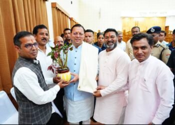 मुख्यमंत्री धामी ने मुख्यमंत्री कैंप कार्यालय स्थित मुख्य सेवक सदन में आए नागरिकों की समस्याएं सुनीं