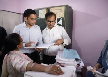 सब रजिस्टार कार्यालय विकासनगर में डीएम और चक्र निरीक्षण; पुराने विलेख पत्र रजिस्टर जब्त