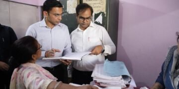 सब रजिस्टार कार्यालय विकासनगर में डीएम और चक्र निरीक्षण; पुराने विलेख पत्र रजिस्टर जब्त