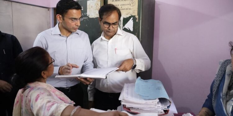 सब रजिस्टार कार्यालय विकासनगर में डीएम और चक्र निरीक्षण; पुराने विलेख पत्र रजिस्टर जब्त