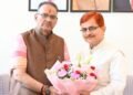 कृषि मंत्री गणेश जोशी से भेंट करते पंतनगर विश्वविद्यालय के नव नियुक्त कुलपति प्रो. शिवेन्द्र कश्यप