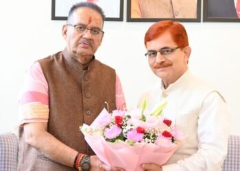 कृषि मंत्री गणेश जोशी से भेंट करते पंतनगर विश्वविद्यालय के नव नियुक्त कुलपति प्रो. शिवेन्द्र कश्यप