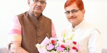 कृषि मंत्री गणेश जोशी से भेंट करते पंतनगर विश्वविद्यालय के नव नियुक्त कुलपति प्रो. शिवेन्द्र कश्यप