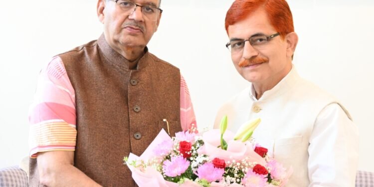 कृषि मंत्री गणेश जोशी से भेंट करते पंतनगर विश्वविद्यालय के नव नियुक्त कुलपति प्रो. शिवेन्द्र कश्यप